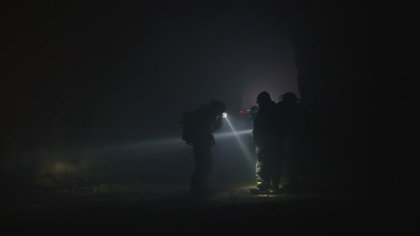 Rescue krafter söker Survivors inuti en mörk tunnel med hjälp av ficklampor — Stockvideo