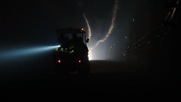 Rettungskräfte suchen mit Taschenlampen in dunklem Tunnel nach Überlebenden — Stockvideo