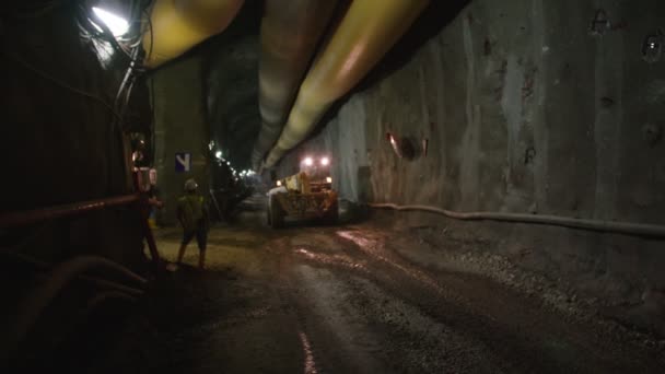 Grandes caminhões de construção que trabalham dentro de um túnel — Vídeo de Stock