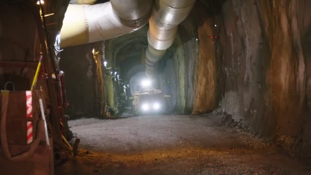 Nagy építőipari teherautók dolgozik belső rész egy alagút — Stock videók