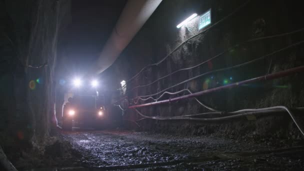 Grote bouw vrachtwagens werken in een tunnel — Stockvideo