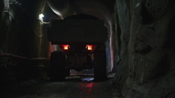 Большие строительные грузовики, работающие внутри тоннеля — стоковое видео