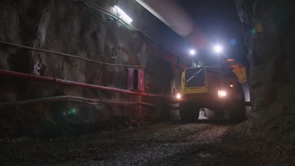Grandes camiones de construcción trabajando dentro de un túnel — Vídeos de Stock