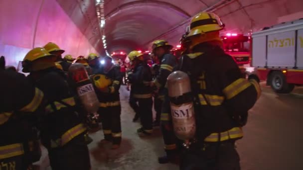 Jokne'am, Izrael, 17 července 2018 - hasiči během cvičení v tunelu — Stock video