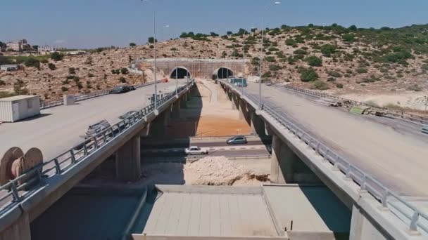 대형 고속도로 건설 사업 갱도와 교량의 공중 장면 — 비디오