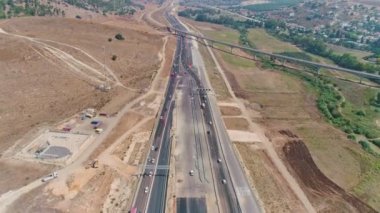 Tüneller ve köprüler ile büyük otoyol inşaat projesinin havadan görüntüleri