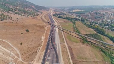 Tüneller ve köprüler ile büyük otoyol inşaat projesinin havadan görüntüleri