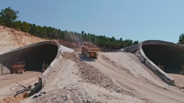 Imágenes aéreas de gran proyecto de construcción de carreteras con túneles y puentes — Vídeo de stock