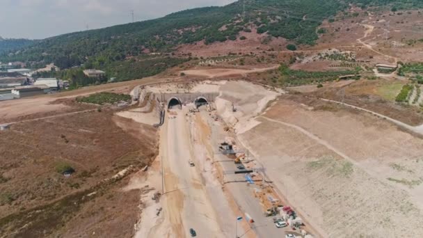 Luchtfoto beelden van grote snelweg bouwproject met tunnels en bruggen — Stockvideo