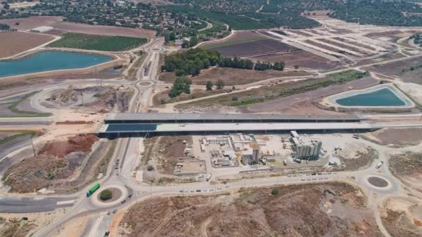 Luchtfoto beelden van grote snelweg bouwproject met tunnels en bruggen — Stockvideo