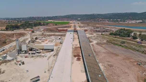 Luftaufnahmen von großen Autobahnbauprojekten mit Tunneln und Brücken — Stockvideo