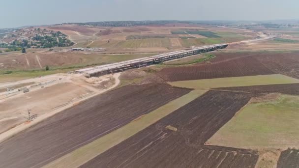 Εναέρια πλάνα από μεγάλο αυτοκινητόδρομο κατασκευή έργου με σήραγγες και γέφυρες — Αρχείο Βίντεο