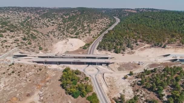 Luchtfoto beelden van grote snelweg bouwproject met tunnels en bruggen — Stockvideo