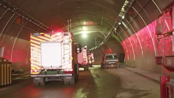 Πυροσβεστικά οχήματα εισέρχονται μεγάλη σήραγγα με κόκκινα φώτα για τη διάσωση — Αρχείο Βίντεο