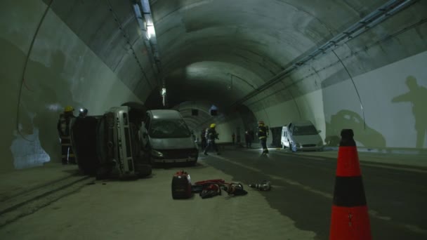 Auto ongeluk scène in een tunnel, brandweerlieden redden van mensen uit de auto 's — Stockvideo