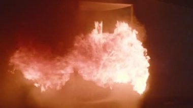 Yavaş hareket ile büyük alevler yanan bir ateş