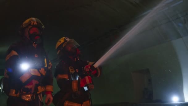 Auto ongeluk scène in een tunnel, brandweerlieden redden van mensen uit de auto 's — Stockvideo