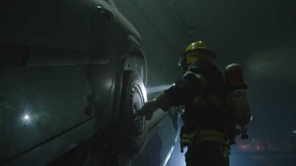 Место ДТП внутри тоннеля, пожарные спасают людей из машин — стоковое видео