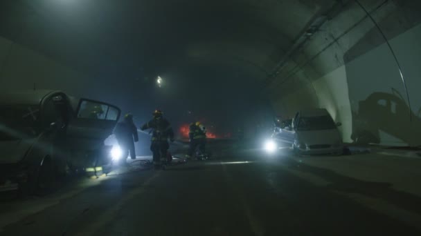 Escena de accidente de coche dentro de un túnel, bomberos rescatando a personas de los coches — Vídeos de Stock