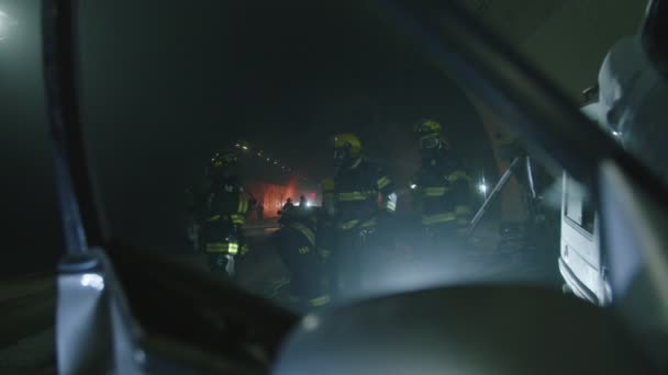 Cena de acidente de carro dentro de um túnel, bombeiros resgatando pessoas de carros — Vídeo de Stock