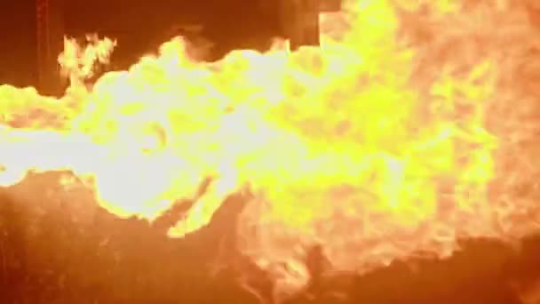 Movimiento lento de un fuego ardiente con grandes llamas — Vídeos de Stock