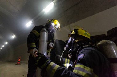Araba kaza sahne bir tünel, İtfaiye arabaları insanlardan tahlisiye içinde