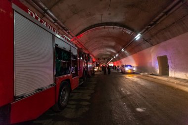 Kırmızı ışıklar ile büyük bir tünel kurtarma için giren itfaiye araçları