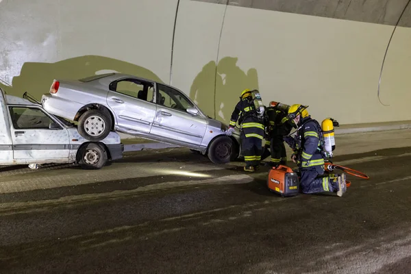 Araba kaza sahne bir tünel, İtfaiye arabaları insanlardan tahlisiye içinde