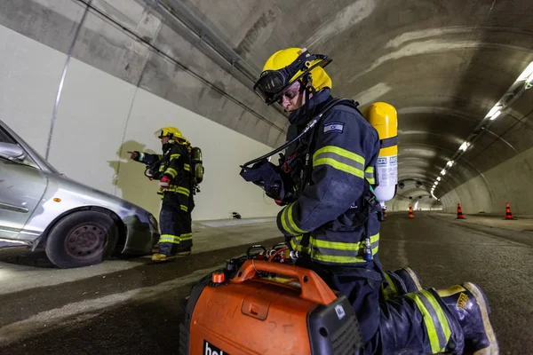 Araba kaza sahne bir tünel, İtfaiye arabaları insanlardan tahlisiye içinde