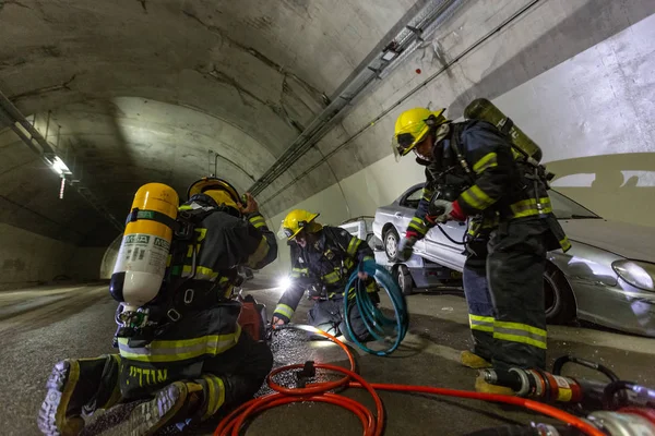 Scenę wypadku samochodu wewnątrz tunelu, strażaków, ratowanie ludzi od samochodów — Zdjęcie stockowe