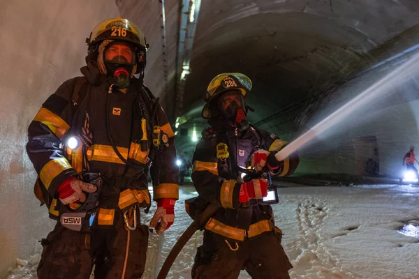Cena de acidente de carro dentro de um túnel, bombeiros resgatando pessoas de carros — Fotografia de Stock