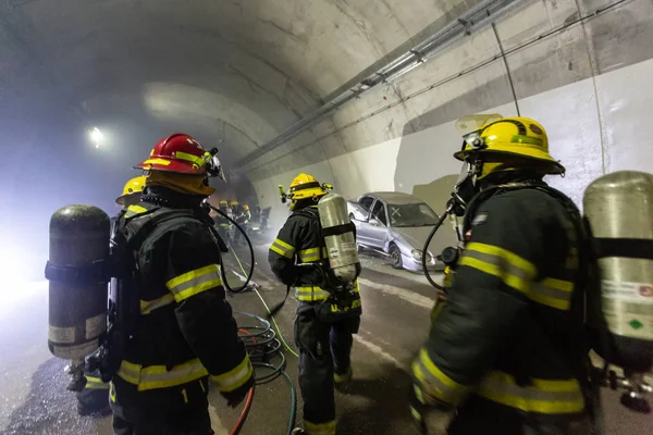 Araba kaza sahne bir tünel, İtfaiye arabaları insanlardan tahlisiye içinde