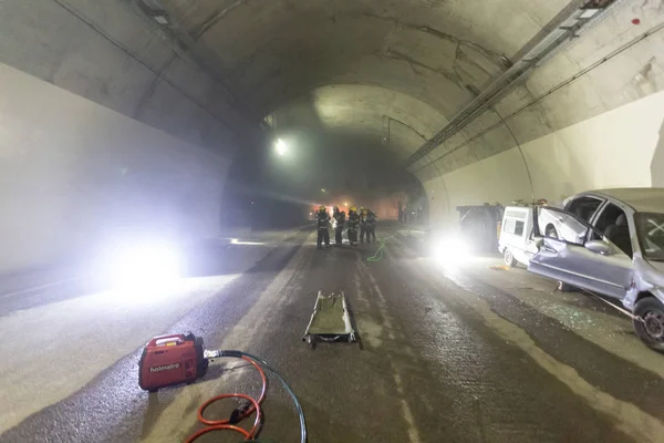 Araba kaza sahne bir tünel, İtfaiye arabaları insanlardan tahlisiye içinde