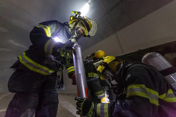 Cena de acidente de carro dentro de um túnel, bombeiros resgatando pessoas de carros — Fotografia de Stock