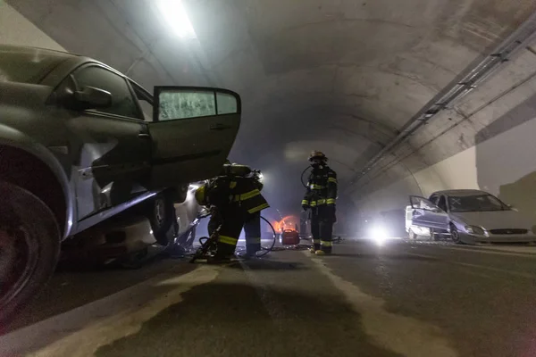 Araba kaza sahne bir tünel, İtfaiye arabaları insanlardan tahlisiye içinde