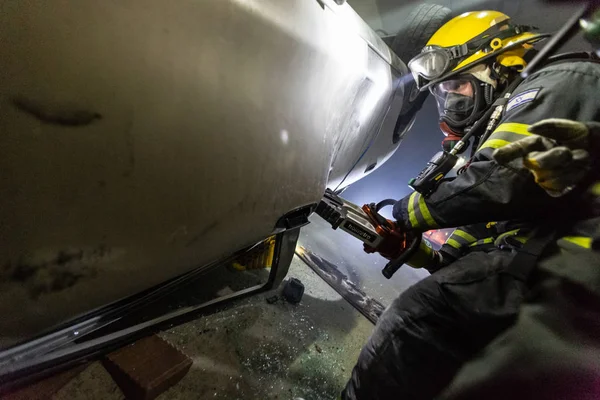 Auto ongeluk scène in een tunnel, brandweerlieden redden van mensen uit de auto 's — Stockfoto