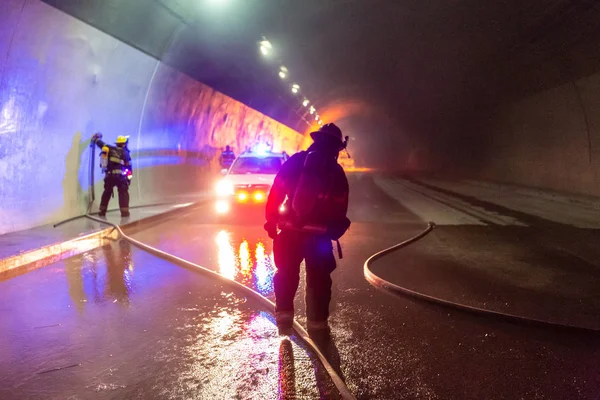 Cena de acidente de carro dentro de um túnel, bombeiros resgatando pessoas de carros — Fotografia de Stock