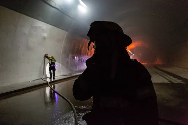 Araba kaza sahne bir tünel, İtfaiye arabaları insanlardan tahlisiye içinde