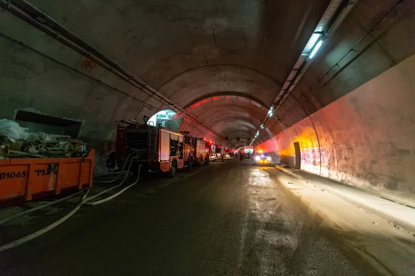 Kırmızı ışıklar ile büyük bir tünel kurtarma için giren itfaiye araçları