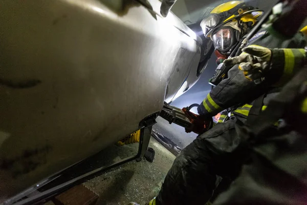 Adegan kecelakaan mobil di dalam terowongan, pemadam kebakaran menyelamatkan orang-orang dari mobil Stok Foto Bebas Royalti