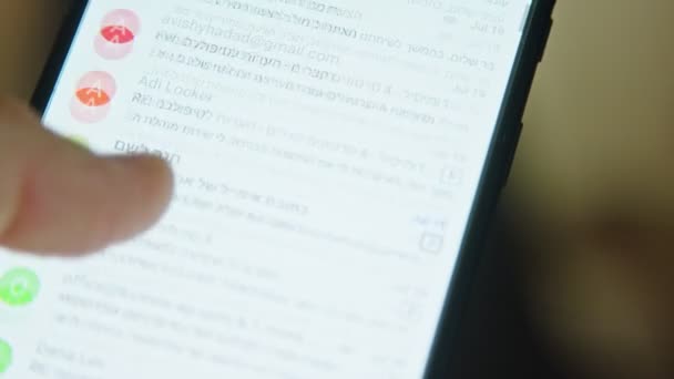 스마트폰 화면에 이메일을 통해 탐색의 클로즈업 — 비디오
