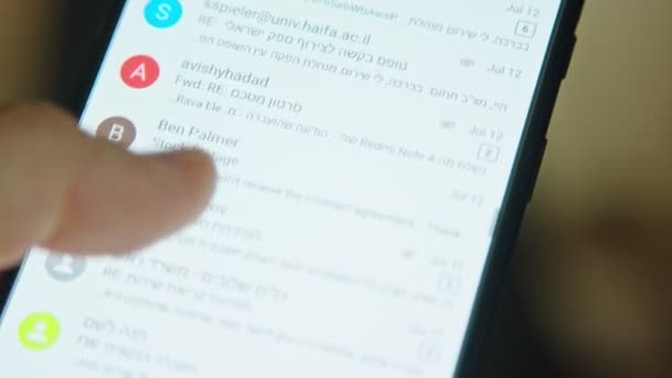 Nahaufnahme von der Hand beim Surfen durch E-Mails auf dem Smartphone-Bildschirm — Stockvideo