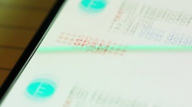 spam e-postaları bir akıllı telefon ekranında üzerinden tarama el yakın çekim