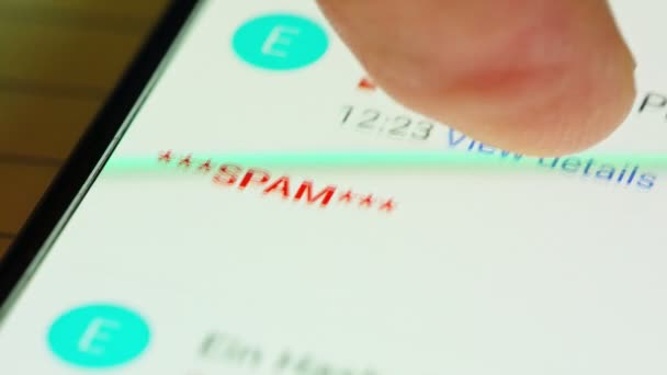 Närbild Hand Bläddra Igenom Många Spam Mail Smartphone Skärm — Stockvideo