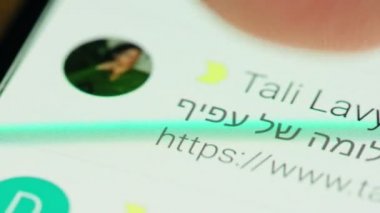 bir smartphone ekranında e-posta yoluyla tarama el yakın çekim
