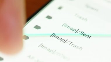 posta klasörleri bir smartphone ekran tarama el yakın çekim