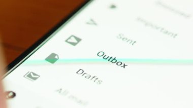 posta klasörleri bir smartphone ekran tarama el yakın çekim