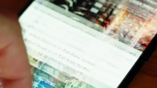 gros plan du doigt glissant flux de réseau social sur un écran de smartphone 