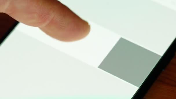 gros plan de la navigation manuelle à travers les e-mails sur un écran de smartphone 