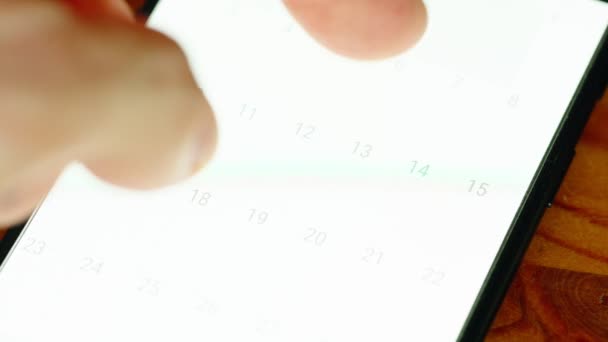 Close up van vinger het doorbladeren van een smartphone-kalender — Stockvideo